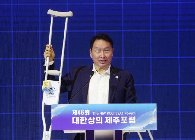최태원 대한상공회의소 회장이 12일 제주 해비치 호텔·리조트에서 개최된 제46회 제주포럼에서 환영사를 하고 있다