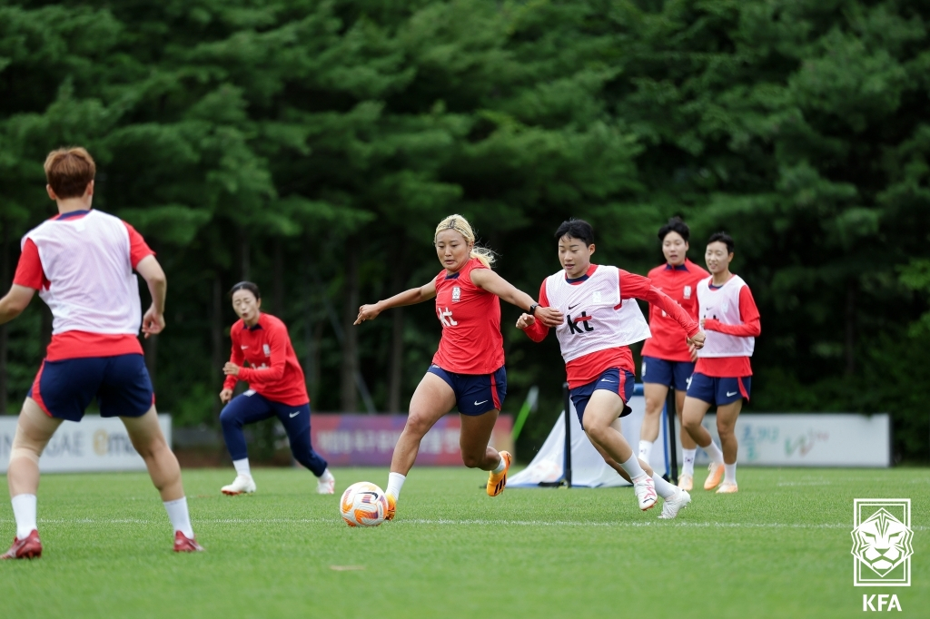 볼 경합 중인 천가람(오른쪽). /사진=대한축구협회