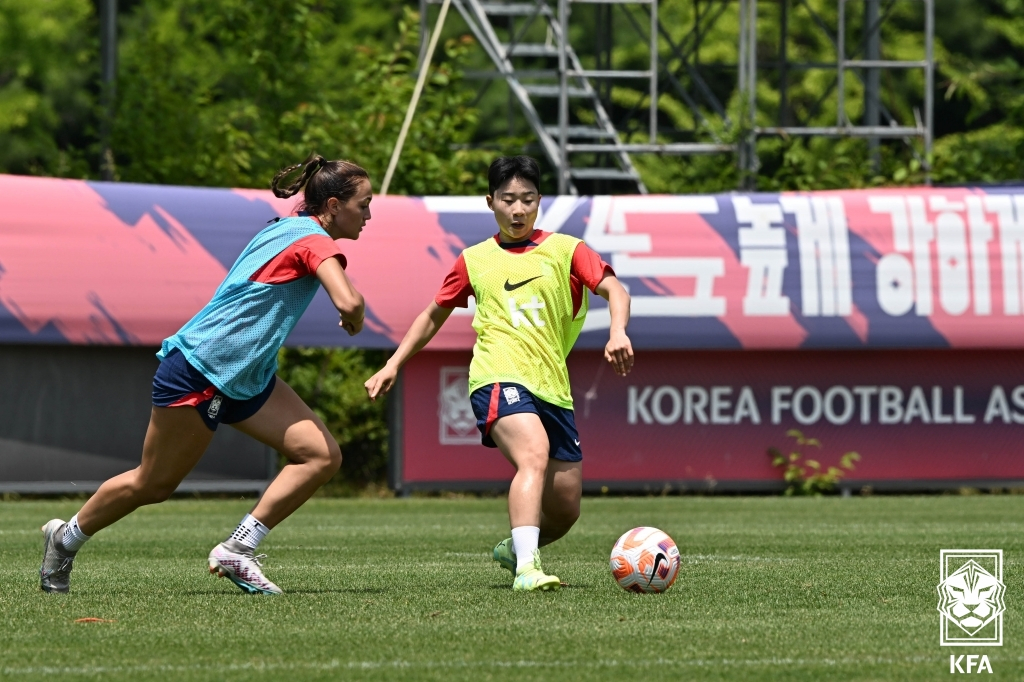 케이시 유진 페어(왼쪽)와 천가람. /사진=대한축구협회