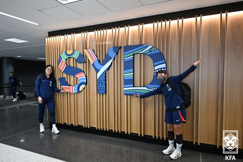 호주 공항에 도착한 천가람(오른쪽). /사진=대한축구협회