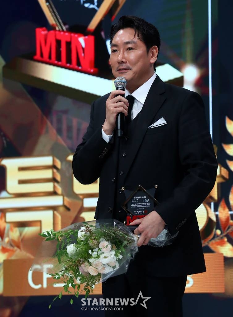 배우 조진웅이 13일 오후 서울 중구 크레스트72에서 열린 '2023 방송광고 페스티벌' 시상식에서 CF스타 최우수상을 수상한 뒤 소감을 말하고 있다. 올해로 15회째를 맞는 '방송광고 페스티벌'은 광고인과 시청자들을 위한 축제의 장을 마련하고, 혁신적 광고 메시지를 발굴해 광고 문화 발전에 기여하고자 2009년부터 머니투데이방송(MTN)이 개최해온 특별한 시상식이다. 2023.07.13 /사진=김창현 기자 chmt@