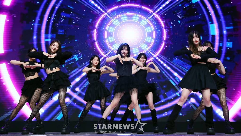걸그룹 프로미스나인이 13일 오후 서울 중구 크레스트72에서 열린 '2023 방송광고 페스티벌' 시상식에서 축하무대를 선보이고 있다. 올해로 15회째를 맞는 '방송광고 페스티벌'은 광고인과 시청자들을 위한 축제의 장을 마련하고, 혁신적 광고 메시지를 발굴해 광고 문화 발전에 기여하고자 2009년부터 머니투데이방송(MTN)이 개최해온 특별한 시상식이다. 2023.07.13 /사진=김창현 기자 chmt@