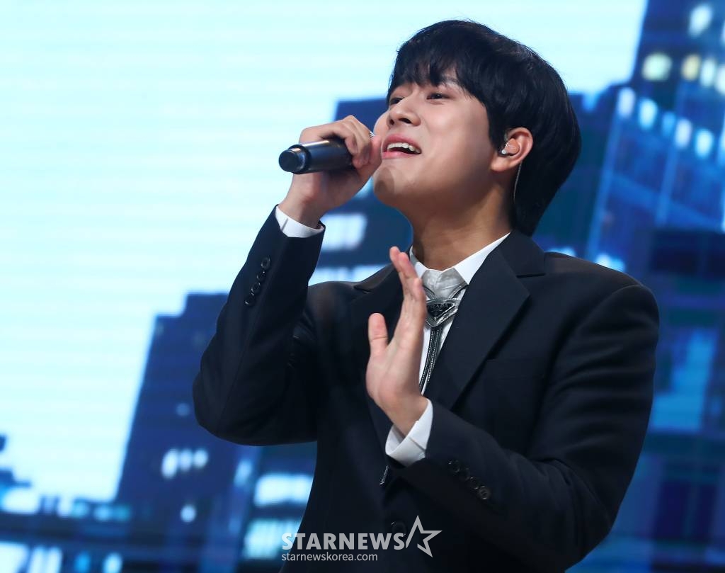 가수 이무진이 13일 오후 서울 중구 크레스트72에서 열린 '2023 방송광고 페스티벌' 시상식에서 멋진 축하무대를 선보이고 있다. 올해로 15회째를 맞는 '방송광고 페스티벌'은 광고인과 시청자들을 위한 축제의 장을 마련하고, 혁신적 광고 메시지를 발굴해 광고 문화 발전에 기여하고자 2009년부터 머니투데이방송(MTN)이 개최해온 특별한 시상식이다. 2023.07.13 /사진=김창현 기자 chmt@