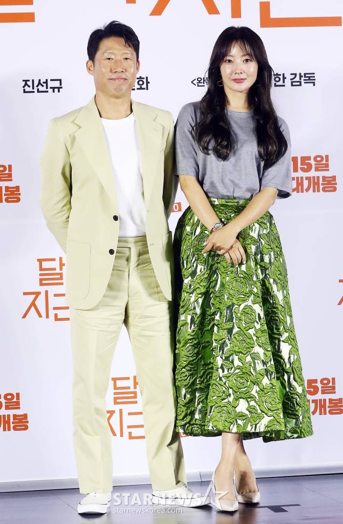 배우 유해진, 김희선이 14일 오전 서울 광진구 건대입구 롯데시네마에서 진행된 영화 '달짝지근해:7510' 제작보고회에 참석해 포즈를 취하고 있다.  '달짝지근해:7510'은 과자밖에 모르는 천재적인 제과 연구원 치호(유해진 분)가 직진 밖에 모르는 세상 긍정 마인드의 일영(김희선 분)을 만나면서 인생의 맛이 버라이어티하게 바뀌는 이야기다. 내달 15일 개봉. 2023.07.14 /사진=김창현 기자 chmt@
