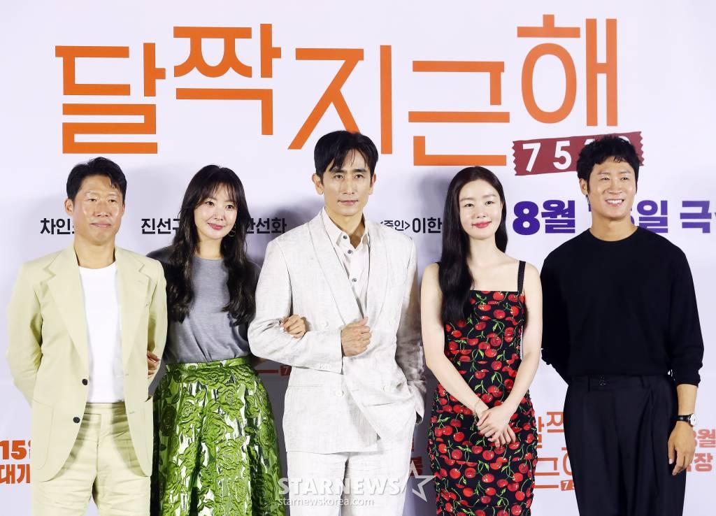 배우 유해진, 김희선, 차인표, 진선규, 한선화, 이한 감독이 14일 오전 서울 광진구 건대입구 롯데시네마에서 진행된 영화 '달짝지근해:7510' 제작보고회에 참석해 포즈를 취하고 있다.  '달짝지근해:7510'은 과자밖에 모르는 천재적인 제과 연구원 치호(유해진 분)가 직진 밖에 모르는 세상 긍정 마인드의 일영(김희선 분)을 만나면서 인생의 맛이 버라이어티하게 바뀌는 이야기다. 내달 15일 개봉. 2023.07.14 /사진=김창현 기자 chmt@