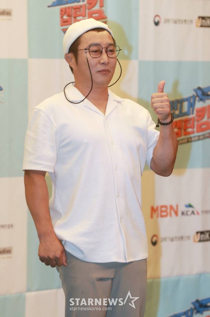 코미디언 김병만이 14일 오후 서울 마포구 상암동 스탠포드 호텔에서 진행된 MBN 예능 '떴다! 캡틴 킴' 제작발표회에 참석해 포즈를 취하고 있다. 연예인 최초 사업용 비행기 조종사인 김병만이 크루들과 함께 경비행기를 타고 하늘에서 내려다보는 탁 트인 힐링 항공뷰를 시청자들에게 선사하는 프로그램 '떴다! 캡틴 킴'은 오는 15일 첫 방송된다. /2023.07.14 /사진=이동훈 기자 photoguy@