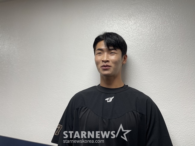 한화 정이황이 14일 부산 사직야구장에서 열린 2023 KBO 퓨처스 올스타전을 앞두고 인터뷰를 하고 있다. /사진=양정웅 기자