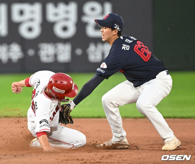 북부 김정민(SSG, 왼쪽)이 14일 열린 퓨처스 올스타전에서 1회말 2사 1루에서 도루에 실패하고 있다.