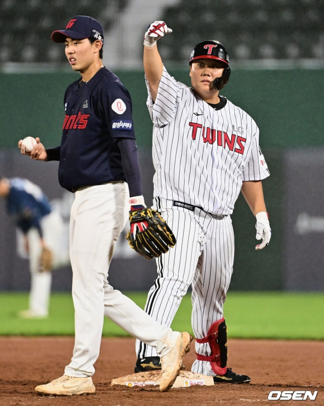 북부 김범석(LG, 오른쪽)이 14일 열린 KBO 퓨처스 올스타전에서 7회 말 1타점 적시타를 치고 세리머니를 하고 있다.