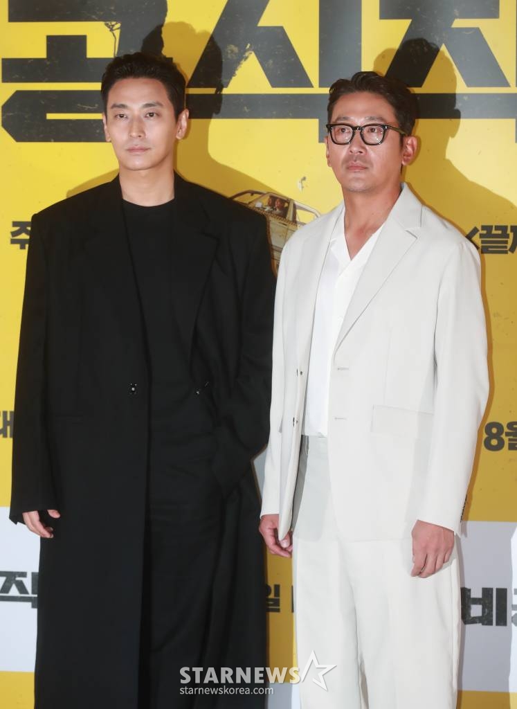 배우 주지훈, 하정우가 13일 오후 서울 강남구 메가박스 코엑스에서 진행된 영화 '비공식작전' 언론배급시사회에 참석해 포즈를 취하고 있다. 실종된 동료를 구하기 위해 레바논으로 떠난 외교관 '민준'과 현지 택시기사 '판수'의 버디 액션 영화 '비공식작전'은 8월 2일 개봉한다. /2023.07.13 /사진=이동훈 기자 photoguy@