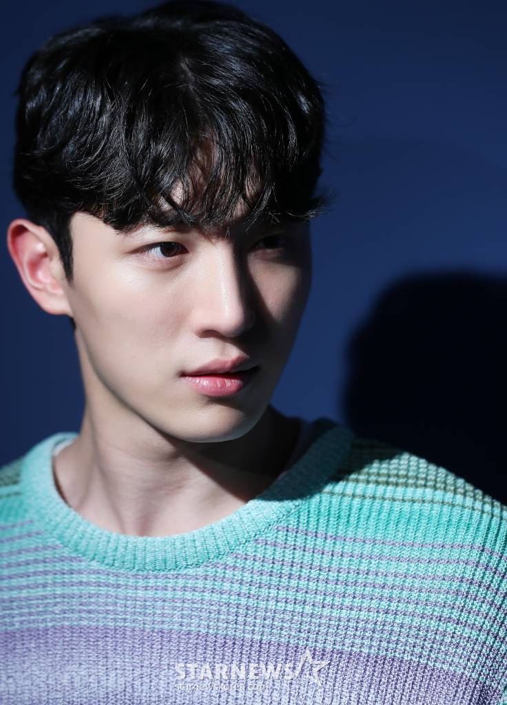 배우 윤도진이 서울 종로구 스타뉴스에서 진행된 웹드라마 '트랙터는 사랑을 싣고'(이하 트사고) 관련 인터뷰에 앞서 포즈를 취하고 있다. '트사고'는 삶에 지쳐 잠시 시골로 내려온 도시남 선율(도원 분)과 농촌을 사랑하는 시골남 예찬(윤도진 분)의 싱그러운 무공해 힐링 로맨스를 그린 드라마. 네이버 시리즈온과 헤븐리를 통해 시청할 수 있으며, 글로벌 플랫폼 아이치이와 NBC 유니버설 엔터테인먼트 재팬을 통해서도 전세계에 공개됐다. /사진=김창현 기자 chmt@
