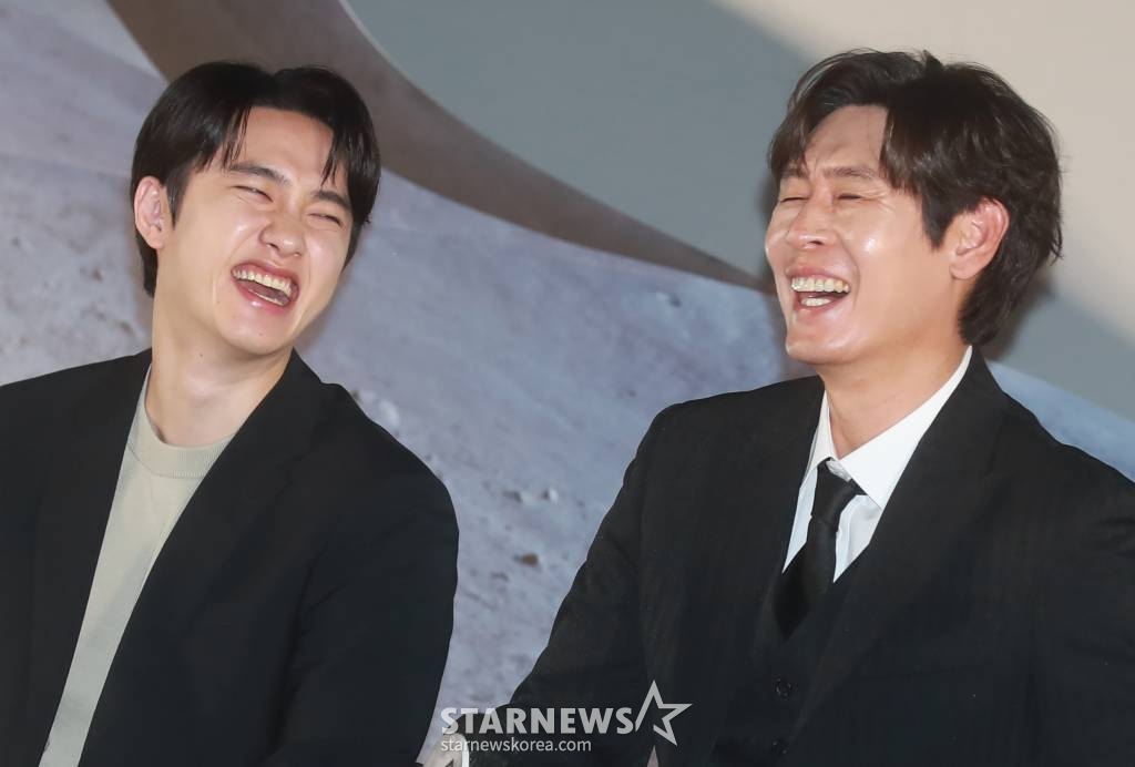 배우 도경수, 설경구가 27일 오전 서울 CGV용산아이파크몰에서 진행된 영화 '더 문'(감독 김용화) 제작발표회에 참석해 질문에 답하고 있다. 사고로 인해 홀로 달에 고립된 우주 대원 선우와 필사적으로 그를 구하려는 전 우주센터장 재국의 사투를 그린 영화 '더 문'은 8월 2일 개봉한다. /2023.06.27 /사진=이동훈 기자 photoguy@