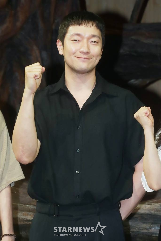배우 손석구가 27일 오후 서울 강서구 LG아트센터에서 진행된 연극 '나무 위의 군대' 기자간담회에 참석해 포즈를 취하고 있다. '나무 위의 군대'는 1945년 그들의 '대동아전쟁', 제2차 세계대전에 참전한 일본 제국군인의 이야기다. /2023.06.27 /사진=이동훈 기자 photoguy@