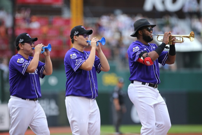 소크라테스 브리토(맨 오른쪽)가 15일 부산 사직야구장에서 열린 2023 KBO 올스타전에서 팀 동료들과 트럼펫을 불며 타석에 입장하고 있다. /사진=KIA 타이거즈