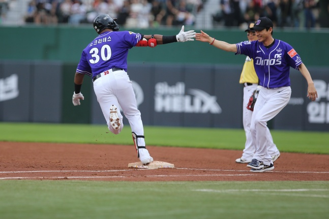 소크라테스 브리토(왼쪽)가 15일 부산 사직야구장에서 열린 2023 KBO 올스타전에서 1회말 선제 스리런포를 치고 베이스를 돌며 강인권 나눔 올스타 1루 코치와 하이파이브를 하고 있다. /사진=KIA 타이거즈