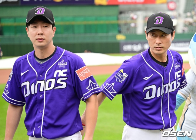 나눔 올스타 박건우(왼쪽)가 15일 부산 사직야구장에서 열린 2023 KBO 올스타전에서 강인권 감독과 인사하고 있다.