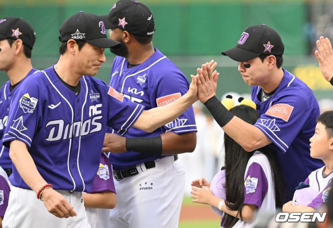 나눔 올스타 박건우(오른쪽)가 15일 부산 사직야구장에서 열린 2023 KBO 올스타전에서 강인권 감독과 하이파이브를 하고 있다.