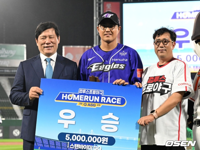 한화 채은성(가운데)이 14일 부산 사직야구장에서 열린 2023 KBO 올스타 홈런레이스에서 우승을 차지했다.