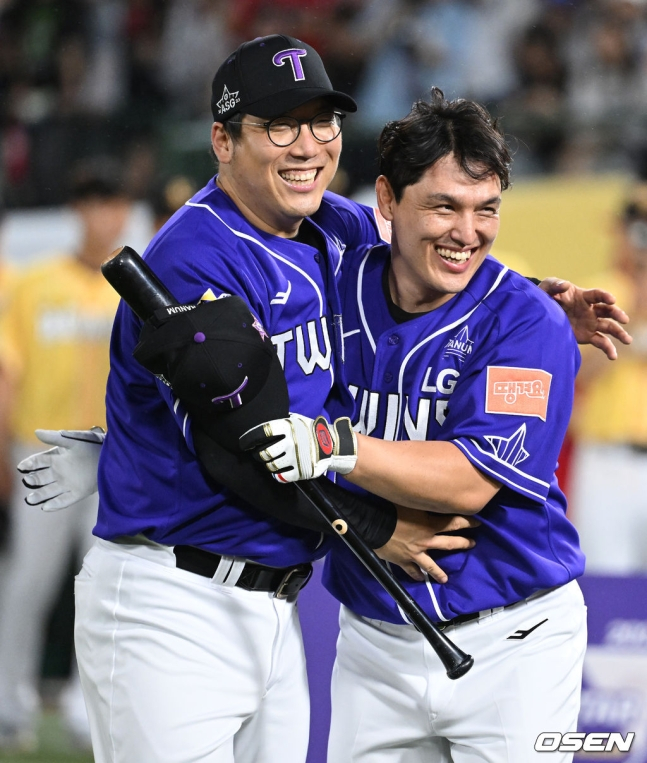 LG 박동원(오른쪽)이 14일 부산 사직야구장에서 열린 2023 KBO 올스타 홈런레이스를 마친 후 배팅볼을 던져준 김현수와 포옹하고 있다.