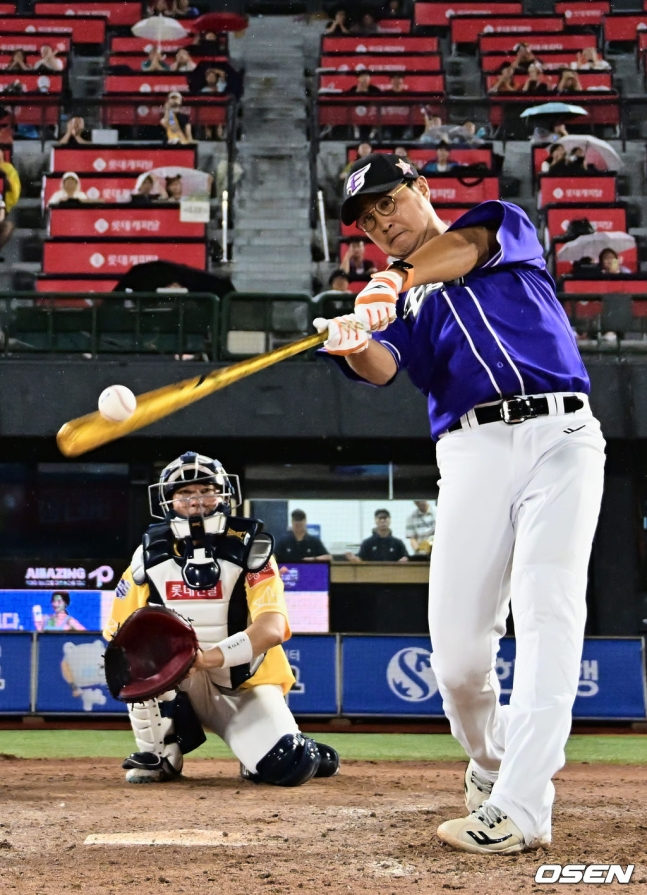 한화 채은성(오른쪽)이 14일 부산 사직야구장에서 열린 2023 KBO 올스타 홈런레이스에서 스윙하고 있다.