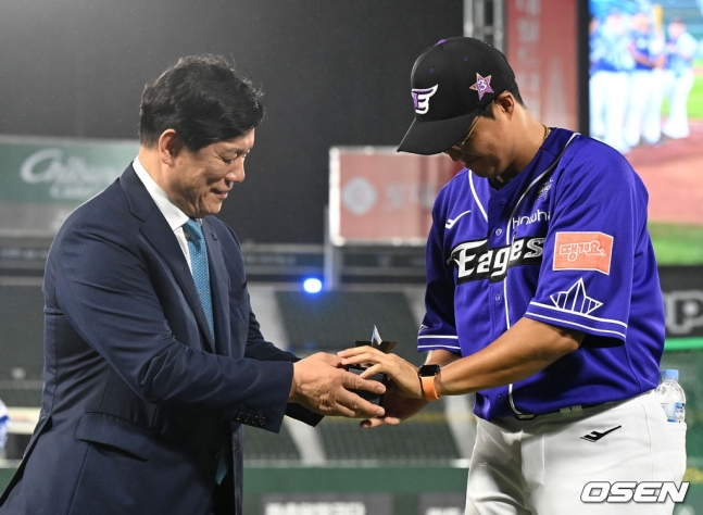 한화 채은성(오른쪽)이 14일 부산 사직야구장에서 열린 2023 KBO 올스타 홈런레이스에서 우승을 차지한 후 허구연 KBO 총재로부터 트로피를 받고 있다.