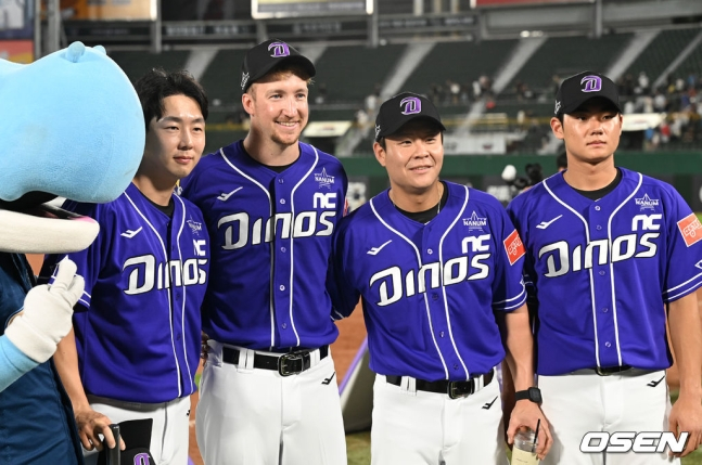 NC 박건우, 에릭 페디, 박세혁, 김주원(왼쪽부터)이 14일 부산 사직야구장에서 열린 2023 KBO 올스타 프라이데이에서 포즈를 취하고 있다.
