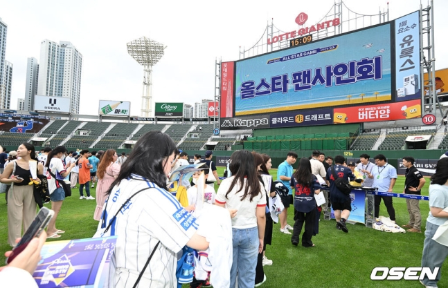 2023 신한은행 SOL KBO 올스타전이 15일 오후 부산 사직야구장에서 열리는 가운데, 이날 경기를 앞두고 올스타 선수들이 사인을 하고 있다.