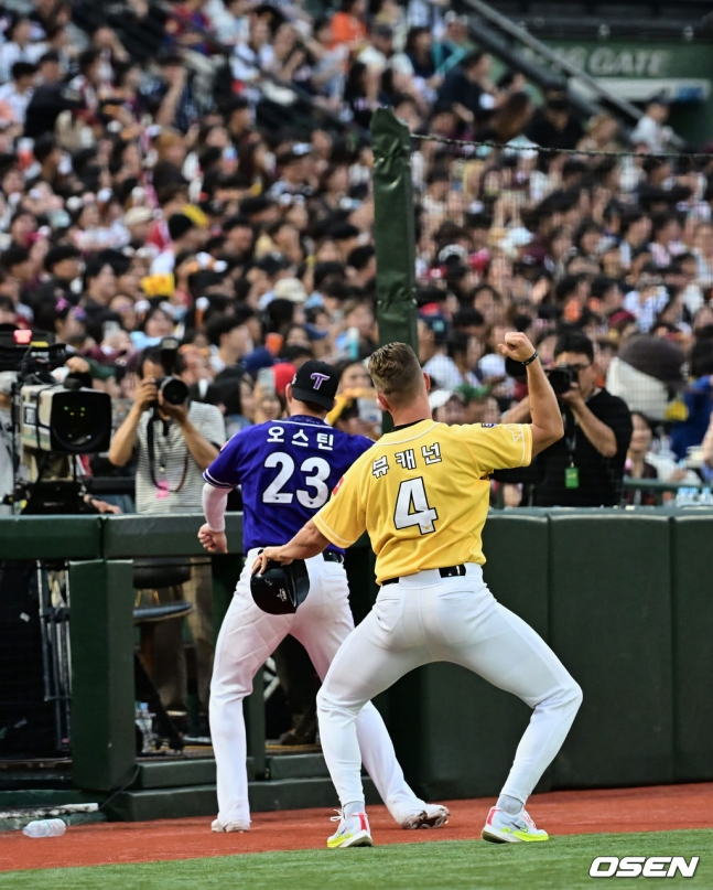 삼성 데이비드 뷰캐넌(오른쪽)이 15일 부산 사직야구장에서 열린 2023 KBO 올스타전에서 경기 도중 오스틴 딘(LG)과 걸그룹 댄스를 추고 있다.