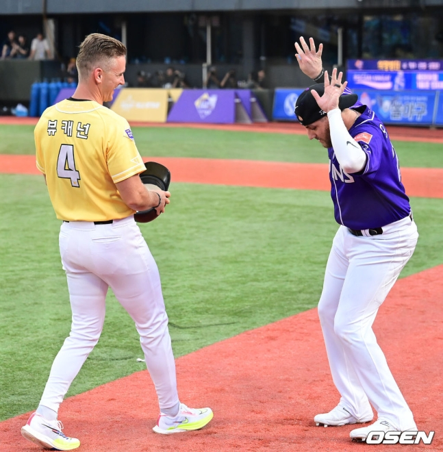 삼성 데이비드 뷰캐넌(왼쪽)이 15일 부산 사직야구장에서 열린 2023 KBO 올스타전에서 경기 도중 오스틴 딘(LG)과 걸그룹 댄스를 추고 있다.