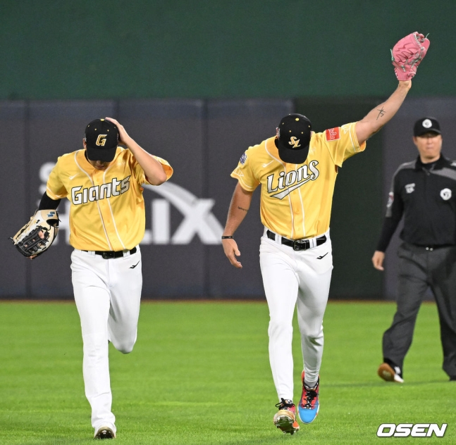 삼성 데이비드 뷰캐넌(오른쪽)이 15일 부산 사직야구장에서 열린 2023 KBO 올스타전에서 8회 말 수비를 마치고 더그아웃으로 돌아가고 있다.