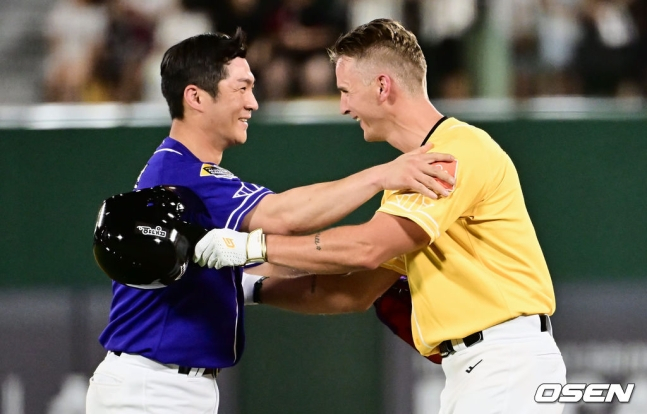 삼성 데이비드 뷰캐넌(오른쪽)이 15일 부산 사직야구장에서 열린 2023 KBO 올스타전에서 9회 초 1타점 적시타를 때려낸 후 기념구를 전달하러 온 LG 오지환과 포옹하고 있다.