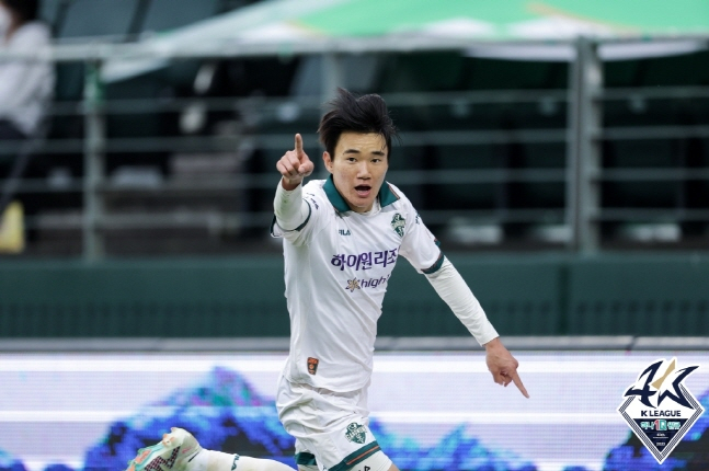 골을 넣고 기뻐하는 양현준. /사진=한국프로축구연맹