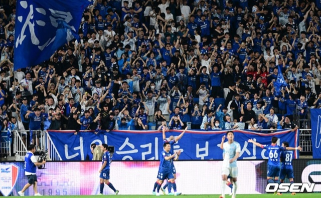 뮬리치 추가골에 기뻐하는 수원 팬들. /사진=OSEN