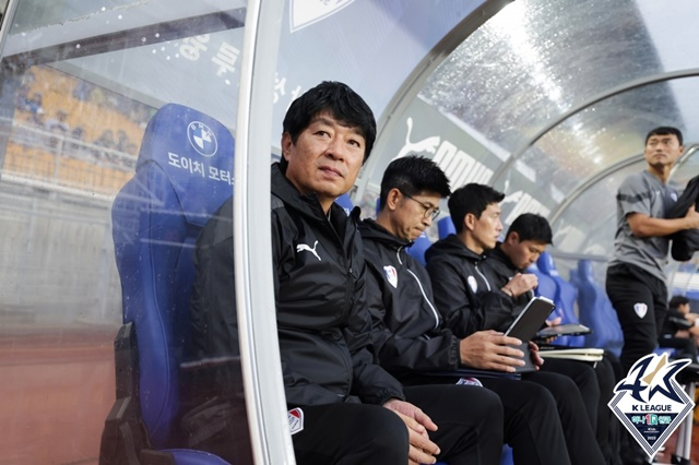 김병수 수원 감독(왼쪽). /사진=한국프로축구연맹 제공