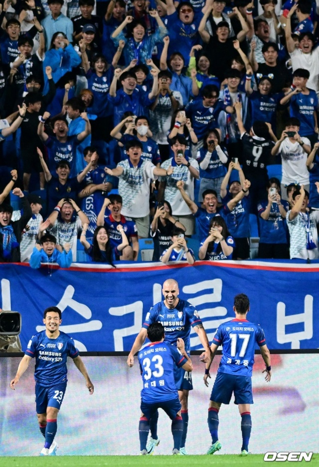 기뻐하는 수원 팬들. /사진=OSEN