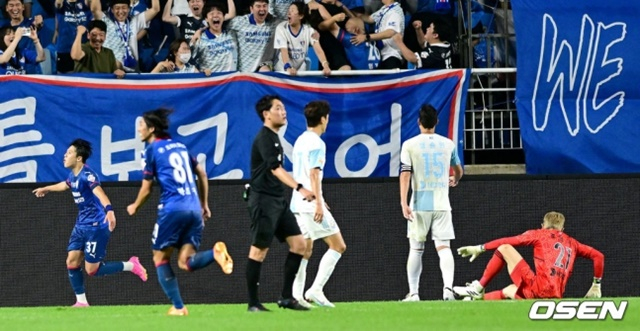 수원삼성의 3번째 골에 주저 앉은 울산현대 선수들(흰색 유니폼). /사진=OSEN