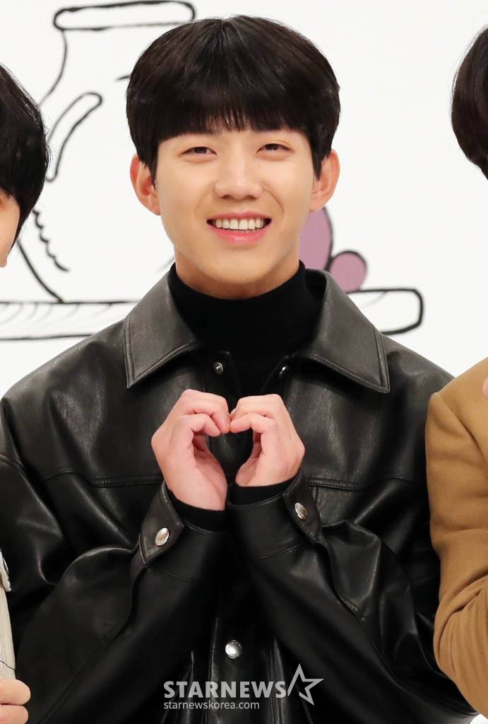 그룹 데이식스 도운이 8일 오후 경기도 고양시 빛마루방송센터에서 진행된 U+아이돌Live 오리지널 콘텐츠 '아돌라스쿨-홈커밍데이' 생방송에 앞서 포즈를 취하고 있다. 2021.12.08 /사진=임성균 기자 tjdrbs23@