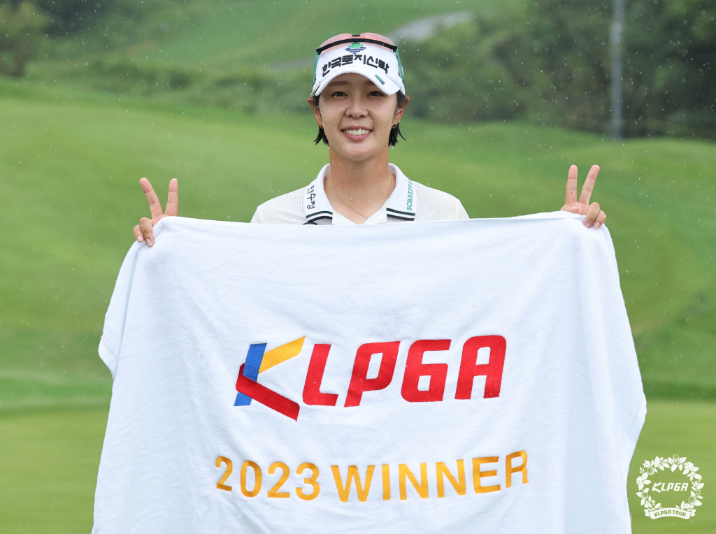 박지영이 16일 KLPGA 투어 에버콜라겐·더시에나 퀸즈크라운에서 우승한 뒤 V를 그리고 있다. /사진=KLPGA 제공