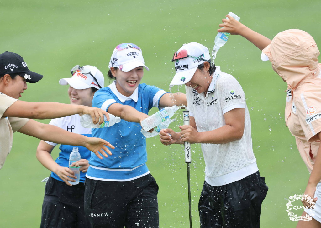 박지영이 우승 후 축하 물 세례를 받고 있다. /사진=KLPGA 제공