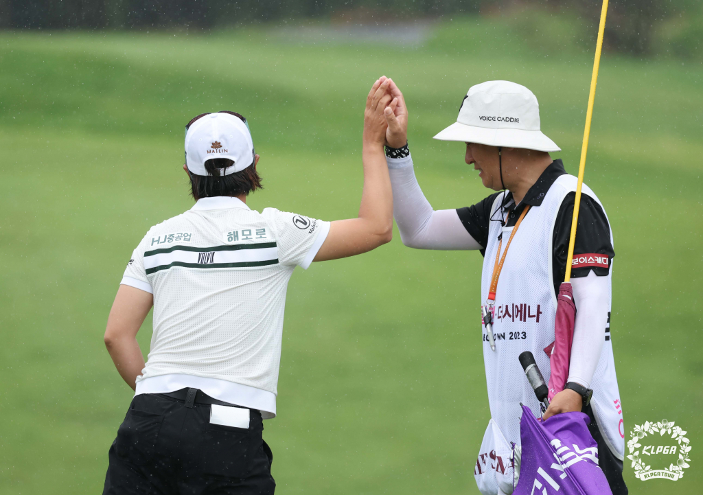 우승 확정 후 캐디와 하이파이브하는 박지영. /사진=KLPGA 제공