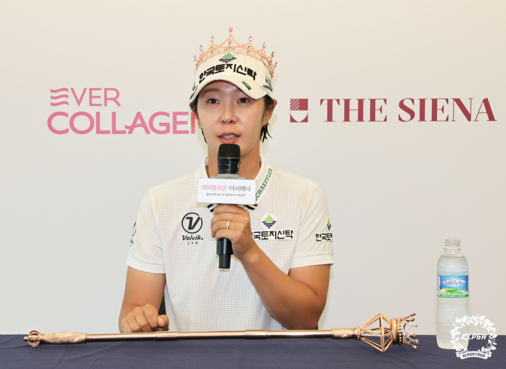 박지영이 우승 기념 인터뷰를 하고 있다. /사진=KLPGA 제공