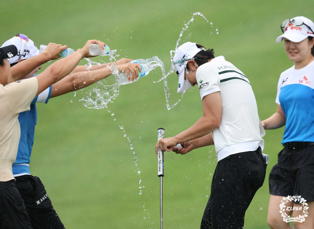 박지영이 우승 후 축하 물 세례를 받고 있다. /사진=KLPGA 제공