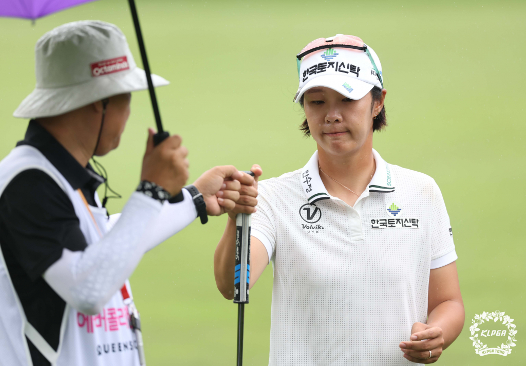 박지영(왼쪽)과 캐디. /사진=KLPGA 제공