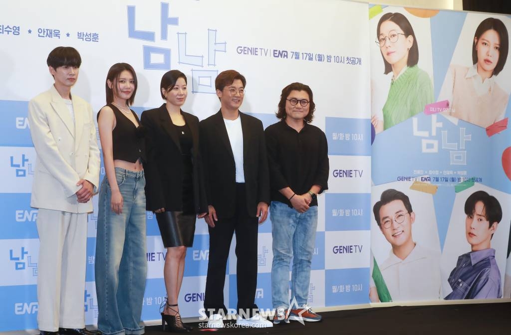 배우 박성훈, 최수영, 전혜진, 안재욱, 이민우 감독이 17일 오전 서울 마포구 스탠포드 호텔에서 진행된 지니TV 새 드라마 '남남' 제작발표회에 참석해 포즈를 취하고 있다. 철부지 엄마와 쿨한 딸의 남남 같은 대환장 한 집 살이와 그녀들의 썸과 사랑을 그린 드라마 '남남'은 17일 공개한다. /2023.07.17 /사진=이동훈 기자 photoguy@
