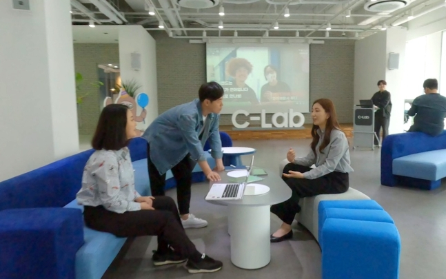사진은 C랩 아웃사이드 대구 캠퍼스'에서 스타트업 직원들이 아이디어를 나누는 모습