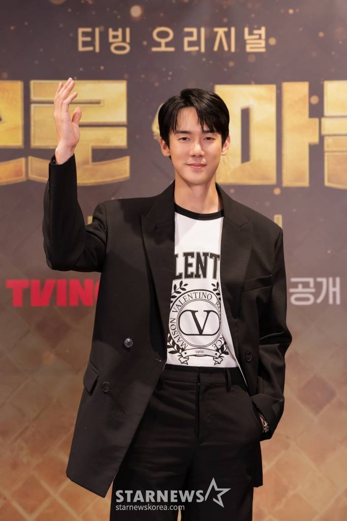 배우 유연석이 17일 오전 온라인으로 진행된 티빙 오리지널 '브로 앤 마블' 제작발표회에 참석해 포즈를 취하고 있다. '브로 앤 마블'은 주사위를 굴려 도착한 도시를 구매하고 다른 플레이어의 도시에 걸릴 경우 통행료를 지불하는 보드게임 부루마블의 규칙을 그대로 가져왔다. 출연진은 아랍에미리트(UAE) 두바이에서 현금으로 통행료를 지불하며 도시 곳곳의 랜드마크를 걸고 게임을 진행한다. '브로 앤 마블'에는 배우 유연석, 이동휘, 방송인 지석진, 조세호, 가수 규현, 이승기, 그룹 세븐틴의 조슈아, 호시 등이 출연한다. 오는 21일 공개. / 사진제공 = 티빙 /사진=김창현 기자 chmt@