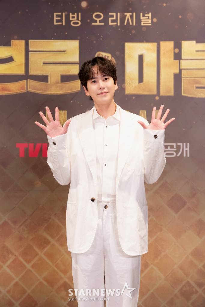 슈퍼주니어 규현이 17일 오전 온라인으로 진행된 티빙 오리지널 '브로 앤 마블' 제작발표회에 참석해 포즈를 취하고 있다. '브로 앤 마블'은 주사위를 굴려 도착한 도시를 구매하고 다른 플레이어의 도시에 걸릴 경우 통행료를 지불하는 보드게임 부루마블의 규칙을 그대로 가져왔다. 출연진은 아랍에미리트(UAE) 두바이에서 현금으로 통행료를 지불하며 도시 곳곳의 랜드마크를 걸고 게임을 진행한다. '브로 앤 마블'에는 배우 유연석, 이동휘, 방송인 지석진, 조세호, 가수 규현, 이승기, 그룹 세븐틴의 조슈아, 호시 등이 출연한다. 오는 21일 공개. / 사진제공 = 티빙 /사진=김창현 기자 chmt@