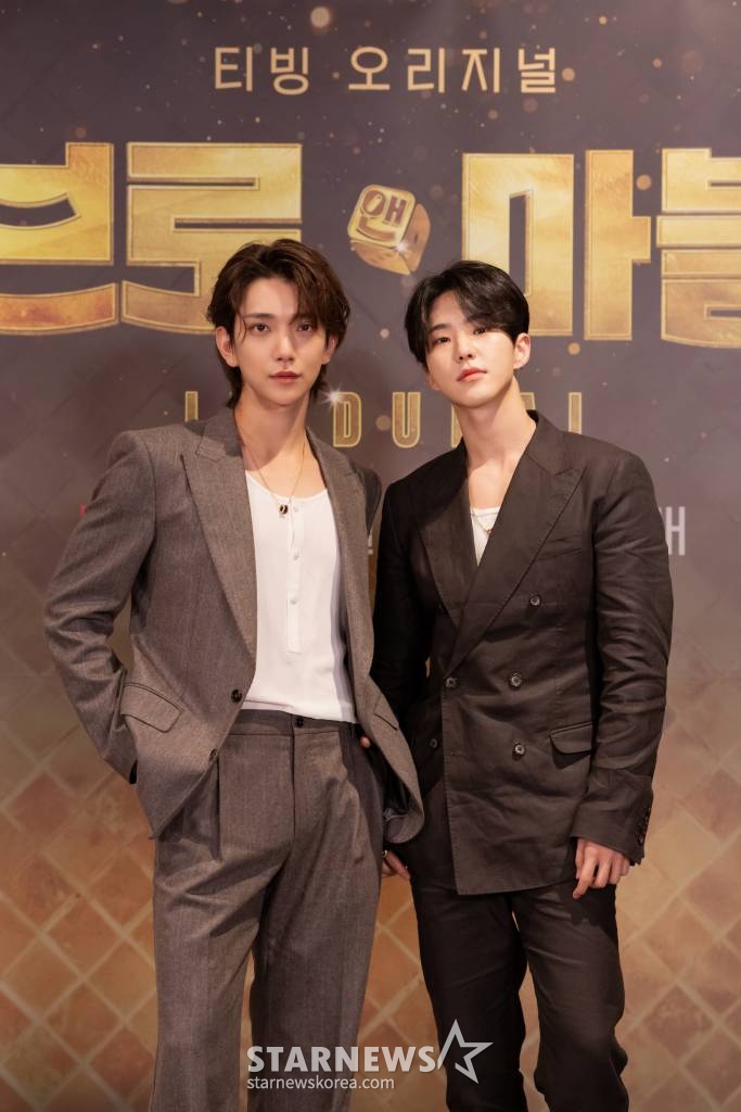 세븐틴 조슈아, 호시가 17일 오전 온라인으로 진행된 티빙 오리지널 '브로 앤 마블' 제작발표회에 참석해 포즈를 취하고 있다. '브로 앤 마블'은 주사위를 굴려 도착한 도시를 구매하고 다른 플레이어의 도시에 걸릴 경우 통행료를 지불하는 보드게임 부루마블의 규칙을 그대로 가져왔다. 출연진은 아랍에미리트(UAE) 두바이에서 현금으로 통행료를 지불하며 도시 곳곳의 랜드마크를 걸고 게임을 진행한다. '브로 앤 마블'에는 배우 유연석, 이동휘, 방송인 지석진, 조세호, 가수 규현, 이승기, 그룹 세븐틴의 조슈아, 호시 등이 출연한다. 오는 21일 공개. / 사진제공 = 티빙 /사진=김창현 기자 chmt@