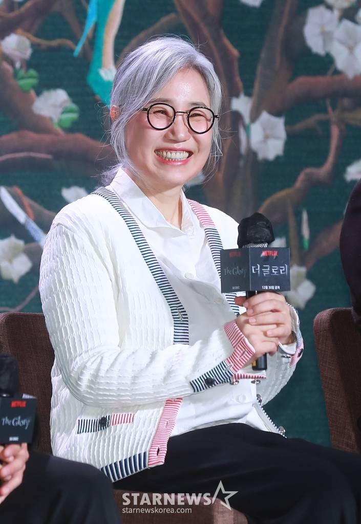 김은숙 작가가 20일 오전 서울 JW 메리어트 동대문 호텔에서 진행된 넷플릭스 오리지널 시리즈 '더 글로리' 제작발표회에 참석해 질문에 답하고 있다. 유년 시절 폭력으로 영혼까지 부서진 한 여자가 온 생을 걸어 치밀하게 준비한 처절한 복수와 그 소용돌이에 빠져드는 이들의 이야기를 그린 '더 글로리'는 오는 30일 공개된다. /2022.12.20 /사진=이동훈 기자 photoguy@