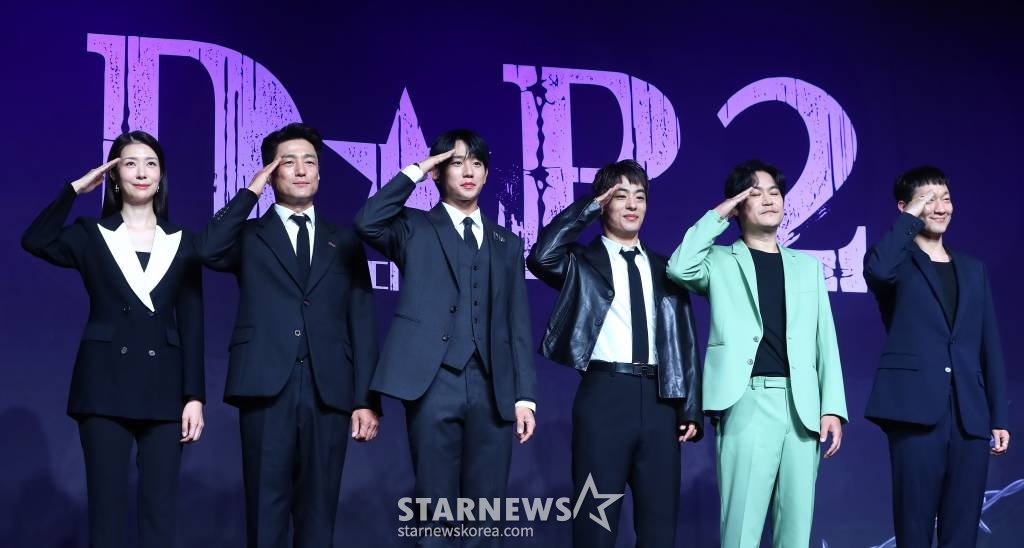 배우 김지현, 지진희, 정해인, 구교환, 김성균, 손석구가 18일 오전 서울 강남구 삼성동 그랜드인터컨티넨탈 서울파르나스에서 진행된 넷플릭스 오리지널 'D.P' 시즌2 제작발표회에 참석해 포즈를 취하고 있다. 'D.P' 시즌2는 군무 이탈 체포조(D.P.) 준호(정해인 분)와 호열(구교환 분)이 여전히 변한 게 없는 현실과 부조리에 끊임없이 부딪치며 벌어지는 이야기를 담았다. 오는 28일 공개. 2023.07.18 /사진=김창현 기자 chmt@